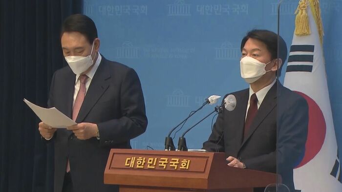 3日午前、共同会見に臨む尹錫悦氏(左)と安哲秀氏(右)