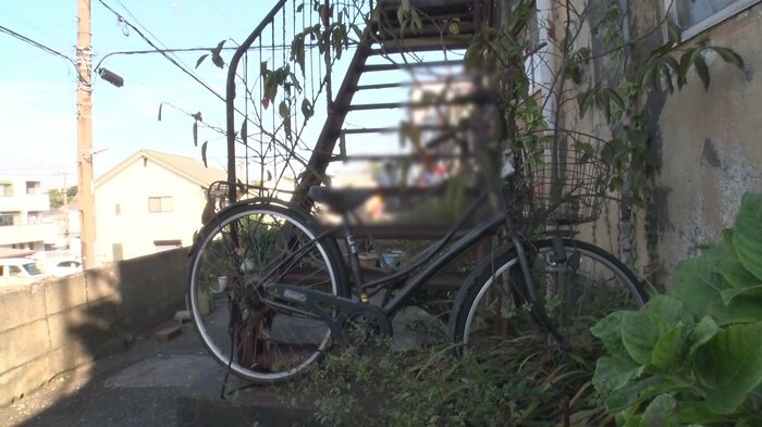 通行できないよう自転車で塞がれた階段。