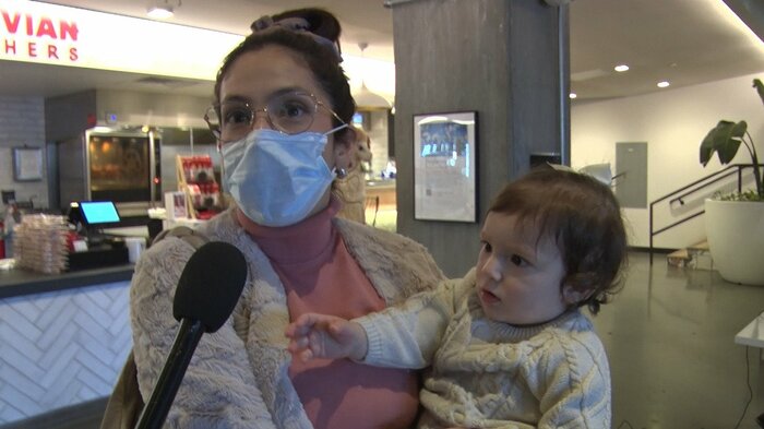子どもと買い物に来ていた女性はインフレの今後に不安を吐露した