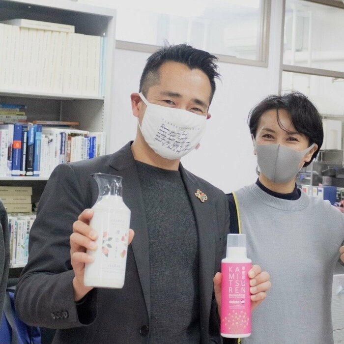 サスティナブルコスメアワード事務局長の小原さん(左)と岸さん(右)