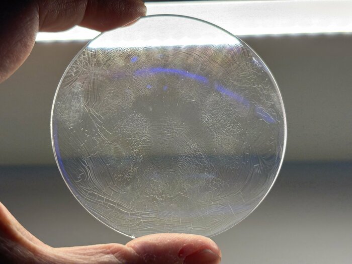 筋のように見えるものは全てクラック。70℃のヒーターに約1分当てて出現(画像提供:坂田頼彦さん)