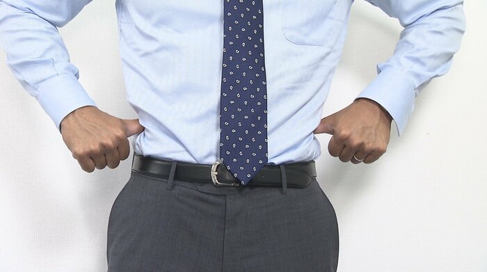 骨盤と肋骨の間の「腹横筋」を親指で左右から10秒押す