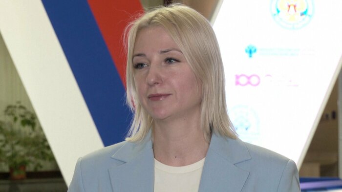 ロシア中央選管に申請書類を提出後、報道陣の取材に応じるドゥンツォワ氏(2023年12月20日)