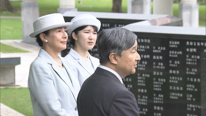 戦没者の名前が刻まれた「平和の礎」で説明を聞かれるご一家