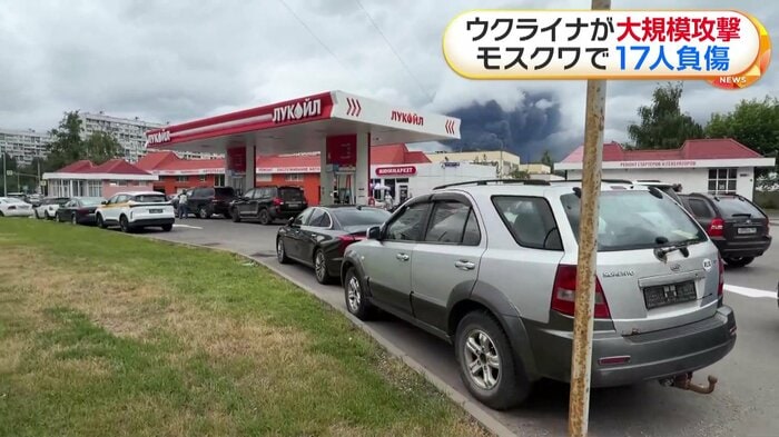 モスクワ市内のガソリンスタンドに給油を待つ車の列