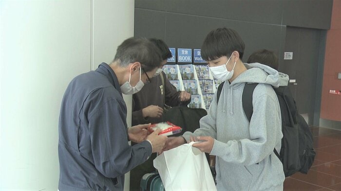 先輩への挨拶は少し緊張気味の様子