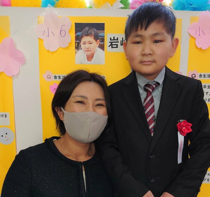 小学校の卒業式、母・涼子さんと