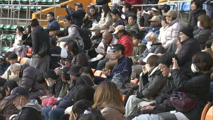 キャンプを見学に来た人たち