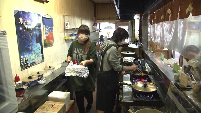 3人の娘さんが店の手伝いを