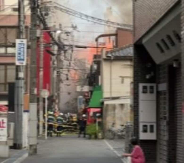 【速報】大阪・十三　火事で10店舗焼損　午前7時47分にほぼ消し止められる｜FNNプライムオンライン