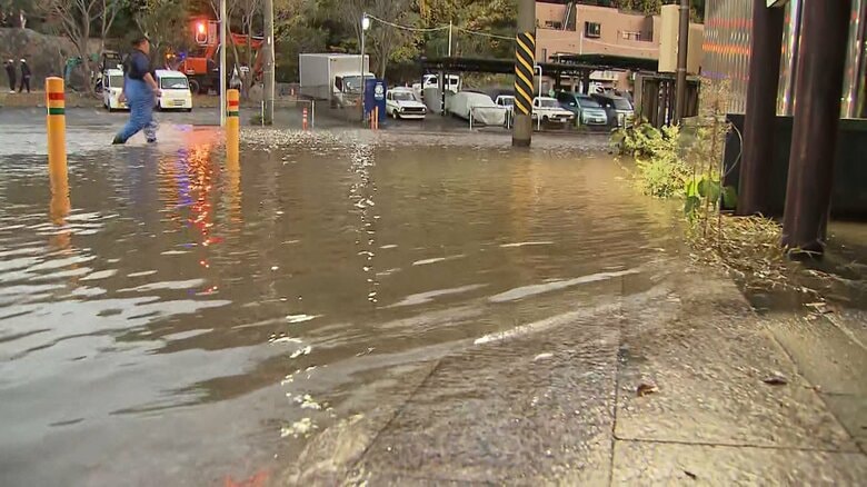 まるで「茶色い川」車通行できず　水道管交換工事でバルブ外れ道路冠水　今後最大2000軒で濁った水　神奈川・横須賀市｜FNNプライムオンライン