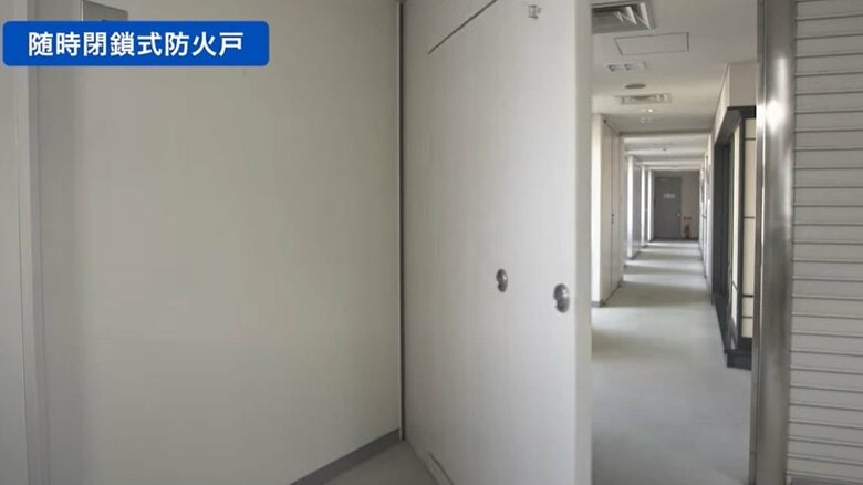 ドアが開く方向が避難口？防火扉や防火シャッターは作動しても逃げられる！建物内で慌てないための火災時の心得｜FNNプライムオンライン