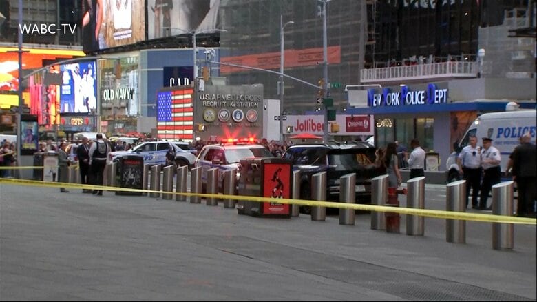 NY観光名所タイムズスクエアで無差別殺傷か通行人2人刺され1人死亡　刃物女は警察官の警告無視し撃たれ死亡｜FNNプライムオンライン