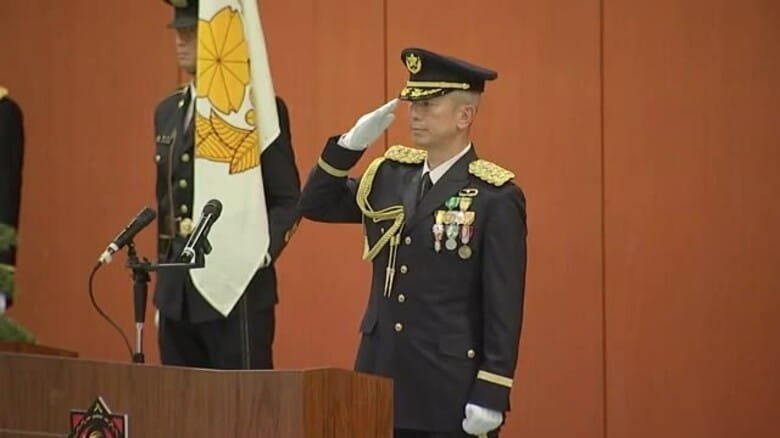 陸上自衛隊第８師団新たな師団長に白川 訓通 陸将　熊本市の北熊本駐屯地で着任式｜FNNプライムオンライン