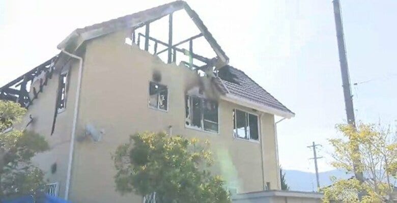 灯油まかれ燃えた住宅はそのまま…東広島殺人放火事件　発生から１カ月　容疑者逮捕に至らず｜FNNプライムオンライン