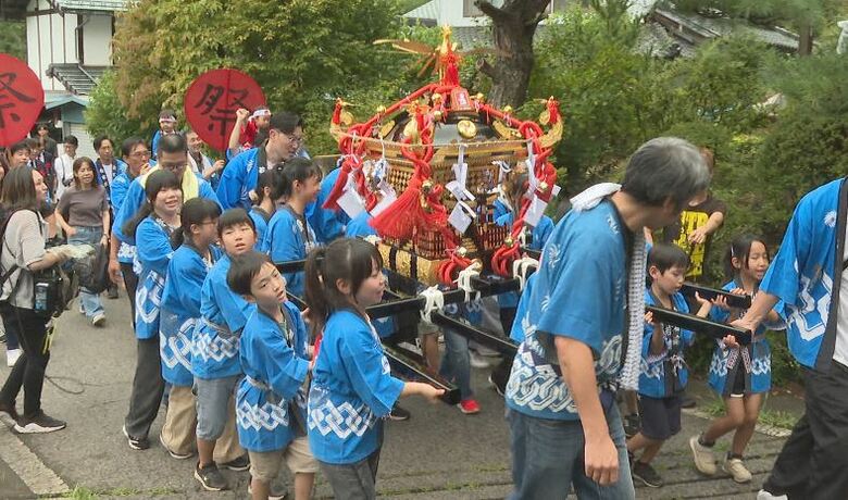 地域の祭りを受け継いで　仏壇など販売の会社が「子ども神輿」を寄贈　早速子どもたちが「初担ぎ」｜FNNプライムオンライン