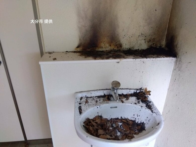 公園のトイレで壁などが燃える　大分市が警察に被害届提出｜FNNプライムオンライン
