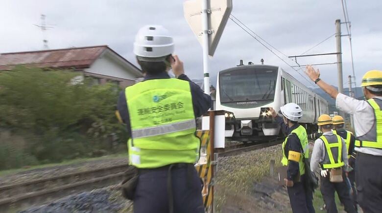 「ここで踏切事故が起きるとは」15歳中学生がJR特急にはねられ死亡　警報機や遮断機なし　事故調査官「背中側から列車が来る形になって非常に見づらい道路形状」　長野・大町市｜FNNプライムオンライン