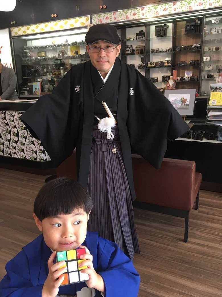 店頭での高橋さんとジョジョくん