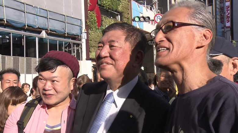 石破氏は各地で握手や写真撮影を求められた(9月11日大阪)