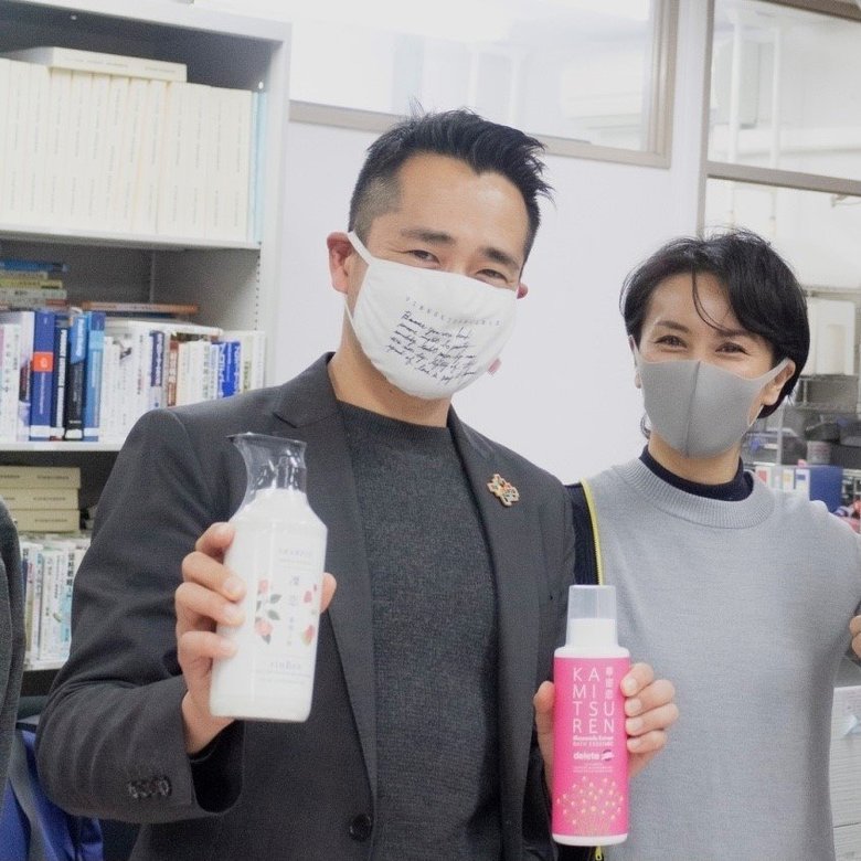 サスティナブルコスメアワード事務局長の小原さん(左)と岸さん(右)
