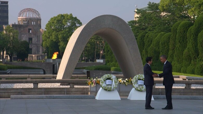 広島の原爆死没者慰霊碑に献花したオバマ氏と安倍氏(2016年5月)