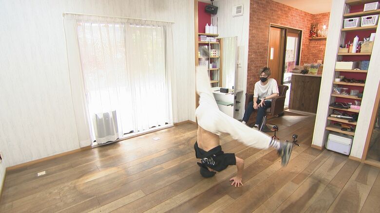 自宅で練習に励む大能選手