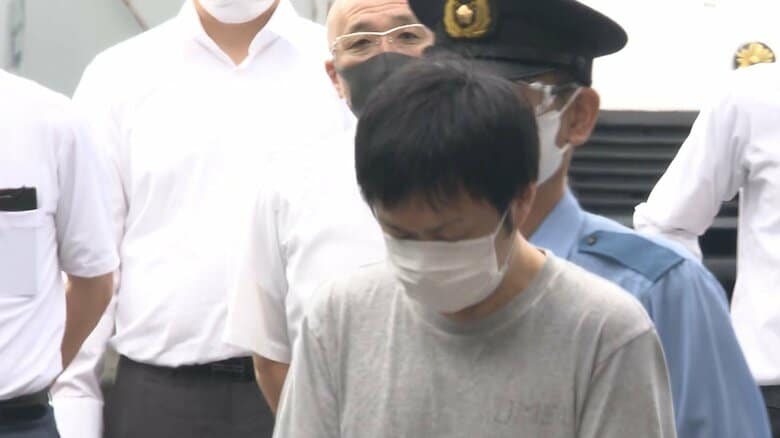 容疑者は、終始、うつむきながら、警察車両に乗せられた