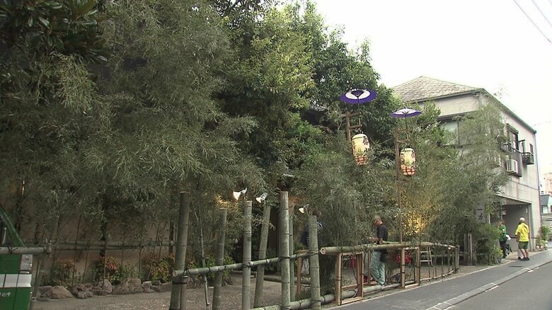 料亭が会場　この日のための「庭」ができた