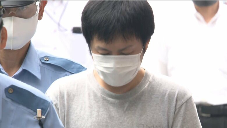 容疑者は、終始、うつむきながら、警察車両に乗せられた