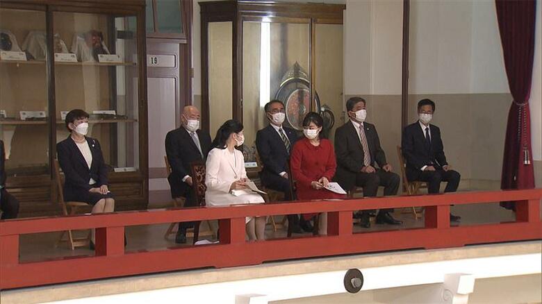 雅楽を鑑賞される愛子さま。佳子さまと「いとこ同士」のツーショットとなった（11月7日）