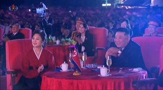 舞台を見る金総書記夫妻、妹の金与正氏（後方）