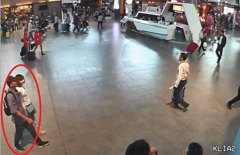 「いたずら動画」の撮影だと思い、ミスターYと一緒に空港に入ってくるフオンさん