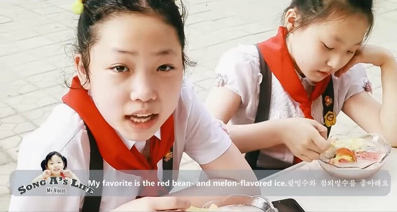 友人とかき氷を食べるソンア。トマトも入っている