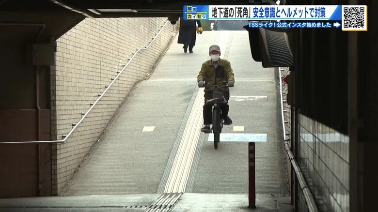 地下への通路はやや急な下り坂