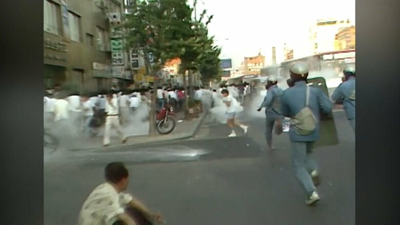 軍事政権時代に民主化デモ隊を鎮圧する白骨団