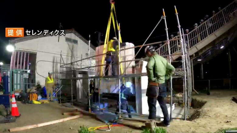 駅舎のパーツを組み立てる　提供：セレンディクス