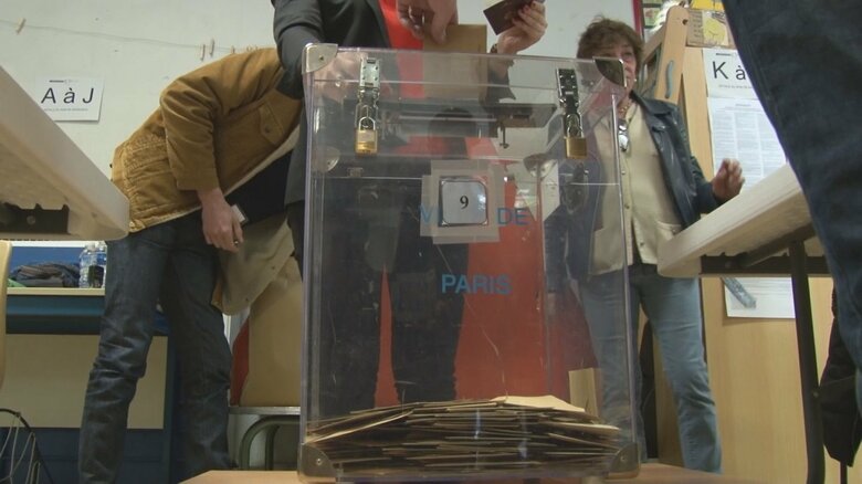 2017年フランス大統領選挙で投票する人々