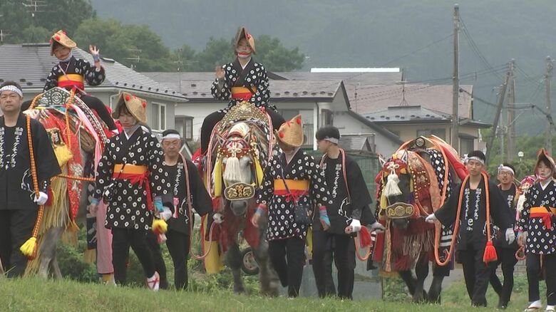 父・力さんが引く馬に乗る珠久さん