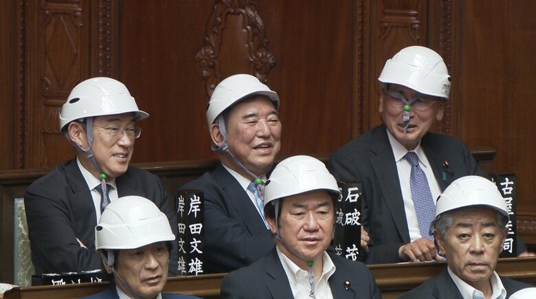訓練中の古屋圭司 元防災担当大臣（右上）
