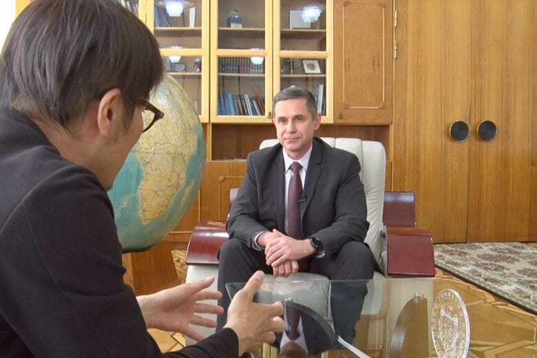 国防相執務室で単独インタビューに応じるアナトリエ・ノサティ国防相