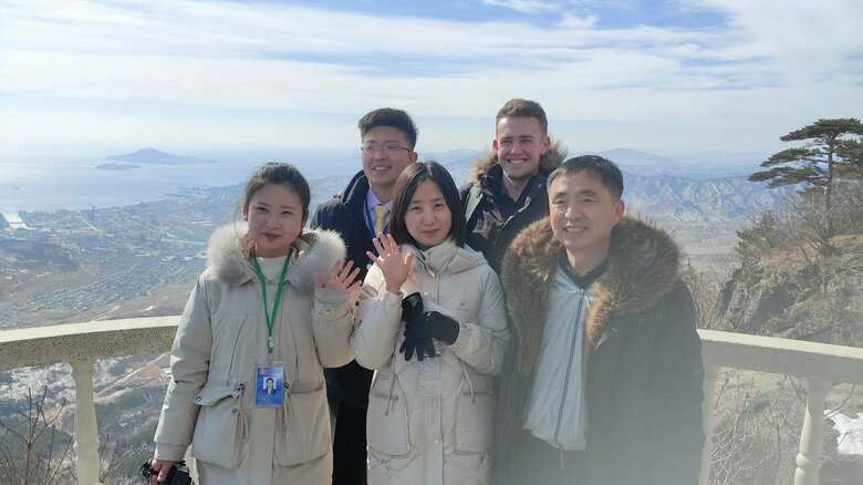 ツアーガイドたち。1人は北朝鮮側の女性で、このツアーで初めて外国人と接したのだという