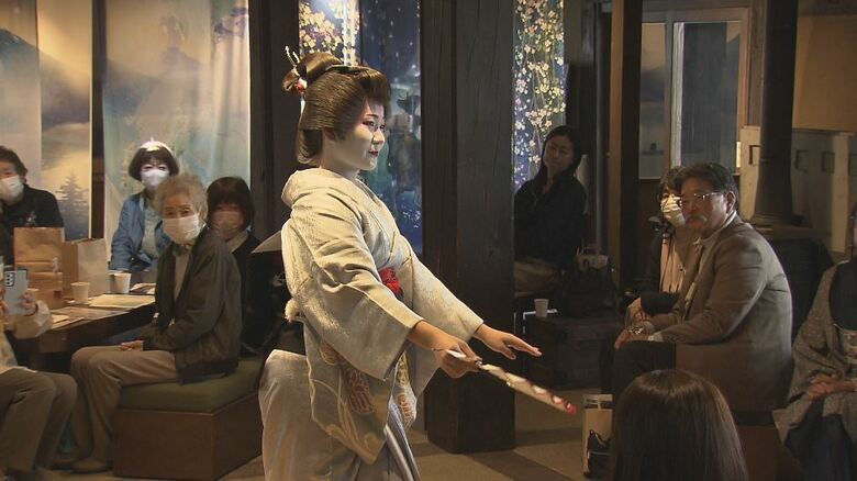 「響宴 琴音と舞の調べ」で踊りを披露する上諏訪芸妓・美代遥さん（4月12日）