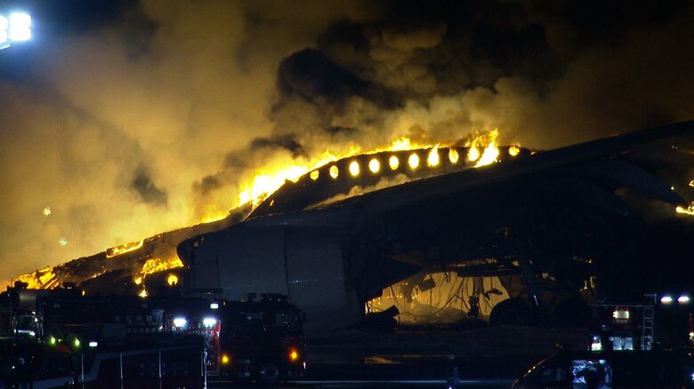羽田空港で炎上する日航機