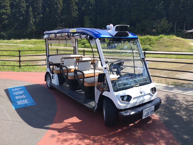 営業運行で走行している「ヤマハ発動機の電動カート」（提供：福井県永平寺町）