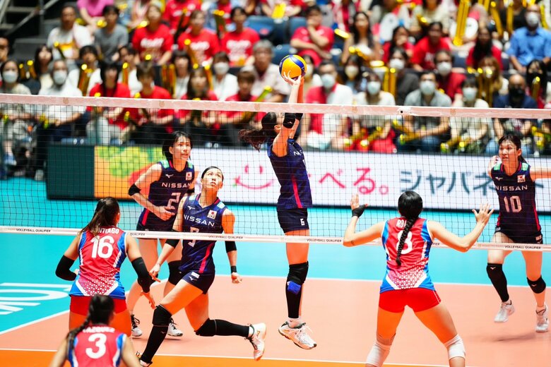 「ジェット」セッター 6 関菜々巳にパスが渡る 10 井上愛里沙はまだコートのバックゾーンに