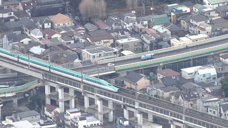 JR大宮駅に向けて連結せずに移動する「はやぶさ」