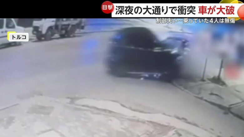 制御を失った車が停車中の車に衝突する瞬間（トルコ）③
