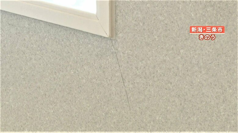 窓の角から、下までひび割れが続いている