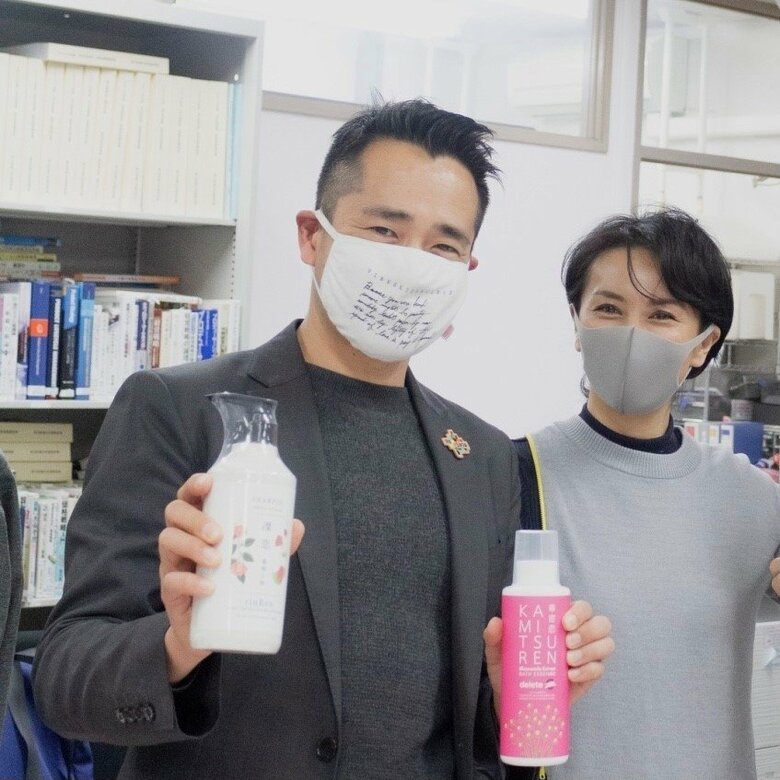 サスティナブルコスメアワード事務局長の小原さん（左）と岸さん（右）